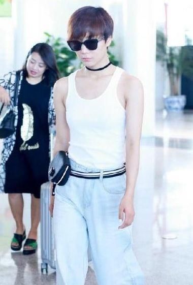 同是机场穿背心，戚薇王珞丹展现不同风格，网友：谁平谁尴尬！