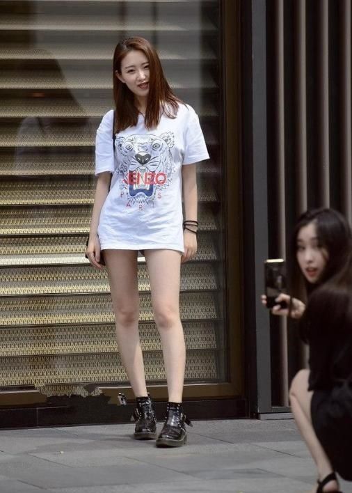 街上的长腿美女，展示“腿玩年”，好身材就要“露”出来!