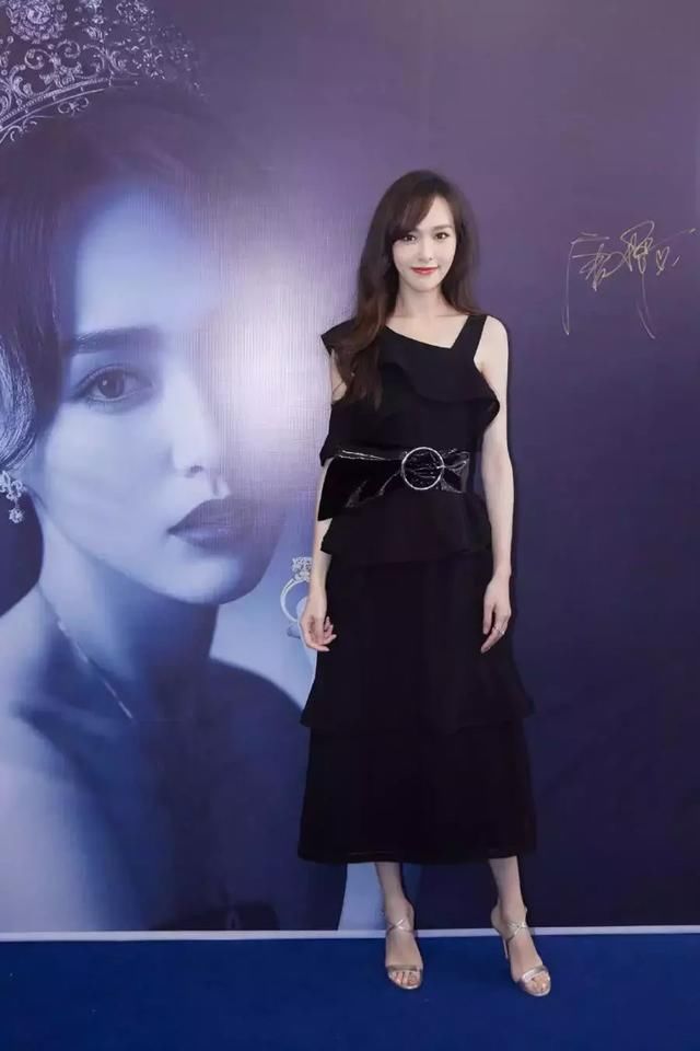 唐嫣白色贴身裙全向腰间聚拢，双腿间立马变高开叉，性感度百分百