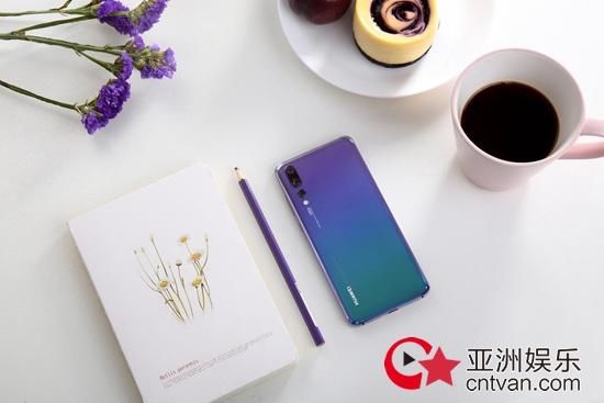 时尚界新宠，华为P20极光色加冕最夯时尚单品