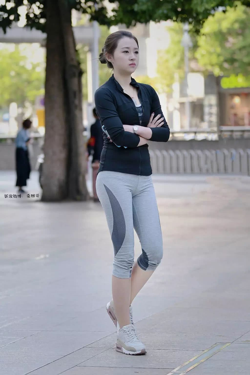 街拍：小姐姐瑜伽裤走在街上，10分，你们给她打几分？