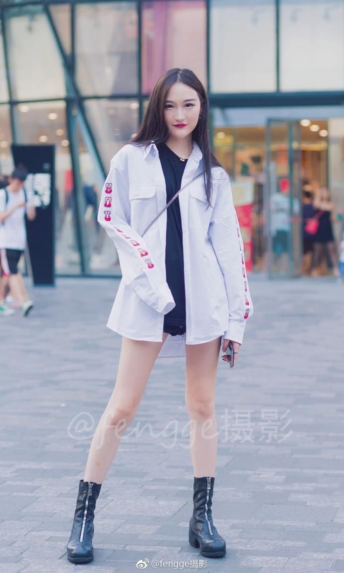 街拍:紧身背心搭配短裤，曲线迷人的小姐姐，微微一笑倾国倾城