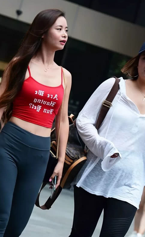 你们要的超低吊带抹胸装，紧绷的身材遭闺蜜羡慕，竟也开始了大胆