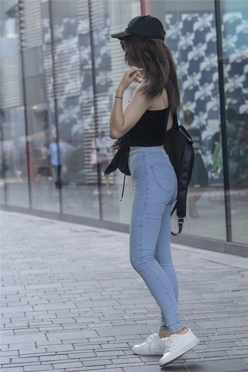 东莞街拍 修身的牛仔裤遇到紧身上衣 让美女姐姐突围的身材更丰满