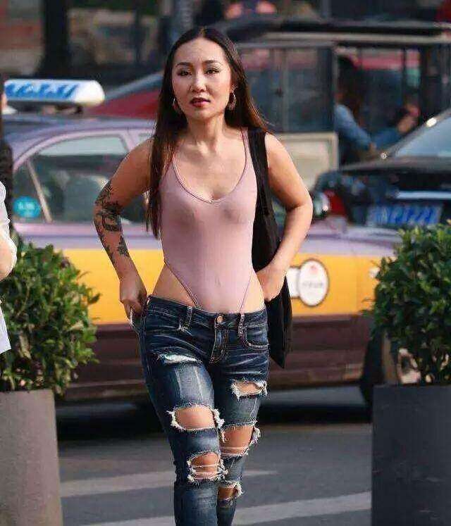 街拍: 小姐姐这么穿不怕被别人看见吗?