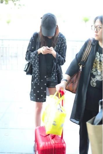 关晓彤穿热裤露麻杆腿，情侣表和戒指都没带，妈妈在旁神情严肃