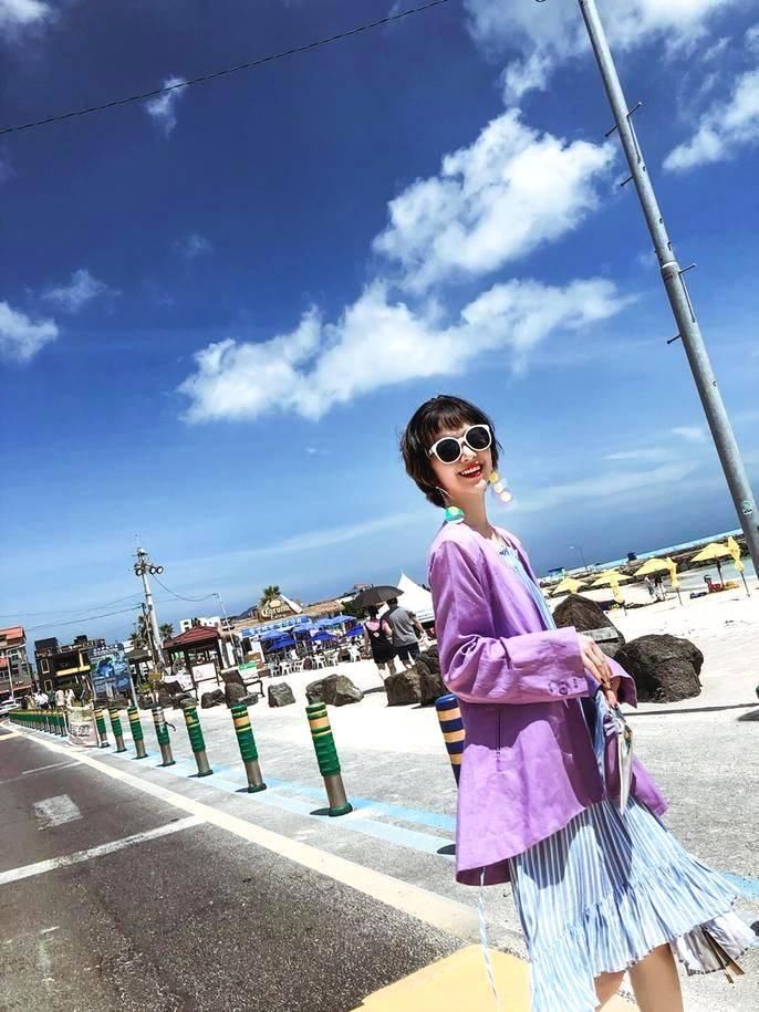 美女岚雪长相卓越多姿身材优美