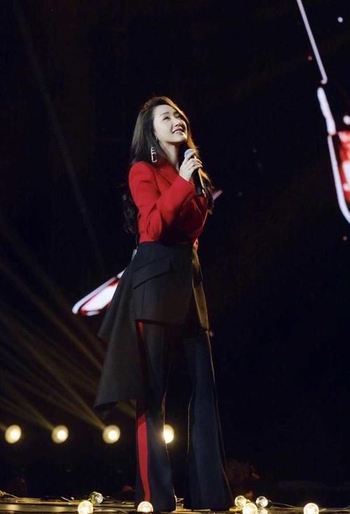 『 清纯』身穿粉色连衣裙清纯减龄，扎丸子头更俏皮，48岁杨钰莹一点不显老