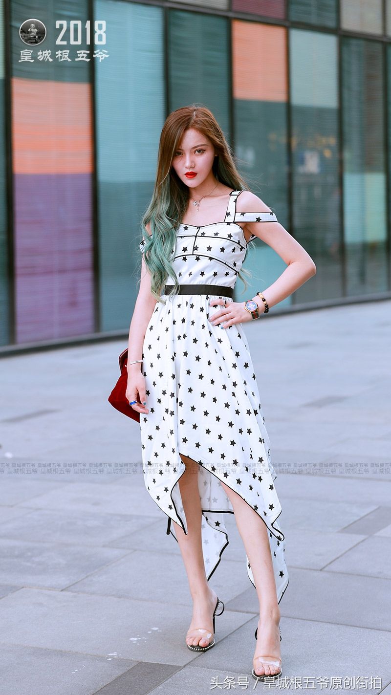 街拍:仲夏时节这样打扮既可爱又有小女人味