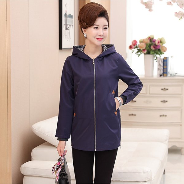 厉害了!妈妈穿上新款外套，出门谁都说她年轻了