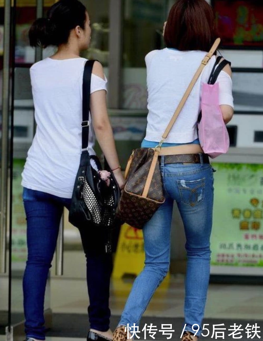 时髦紧身的牛仔裤穿上瞬间:视觉很甜美,显自然时尚之美