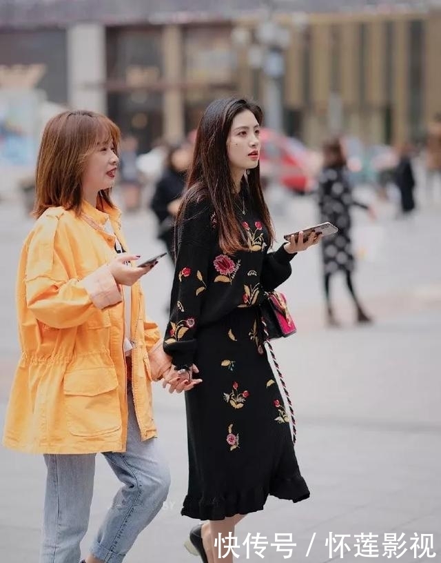  链条■一双白色的尖头高跟鞋，背上一个链条小包，看上去既精致又时尚