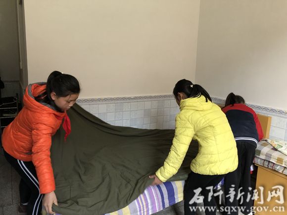 我县积极开展学习雷锋纪念日实践活动