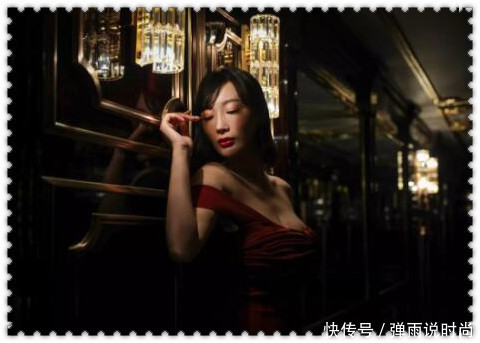 王李丹妮大肆演绎性感 镂空吊带礼服秀傲人上围 只有你敢这么穿