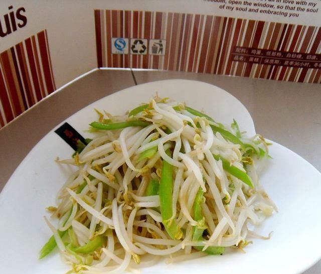 『烹制』青椒炒豆芽,豆芽可以单独烹制,加绿色的青椒,主要是搭配色泽