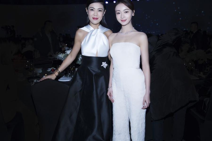 吴谨言秦岚同穿白色一字领，但璎珞凭借这个细节稳赢娘娘！