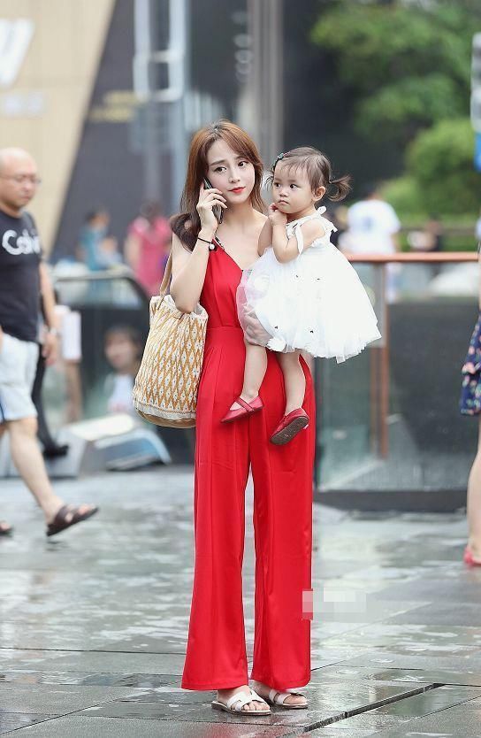 街拍:辣妈穿露脐装配短裙，秀出大长腿，变得更有魅力