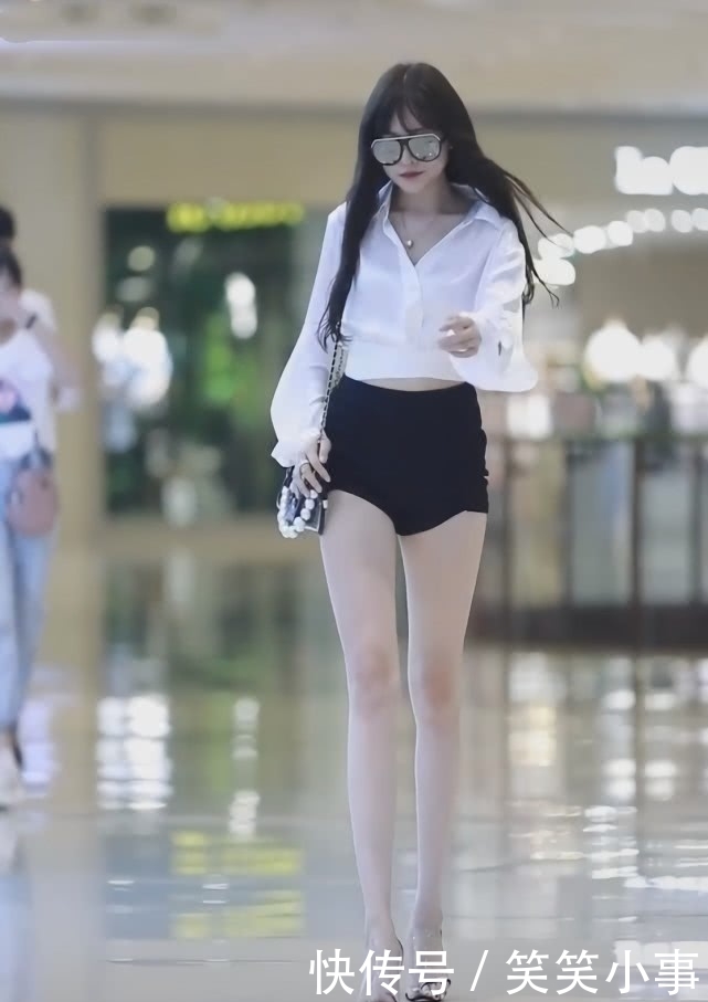  [美女]美女只因踩了双“凉皮鞋”，时髦高级，还凹出1米2“仙鹤腿”