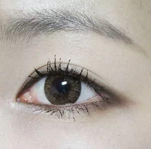 92年周冬雨跟00后易烊千玺宛如同龄人?!出道8年越来越嫩竟是因为.