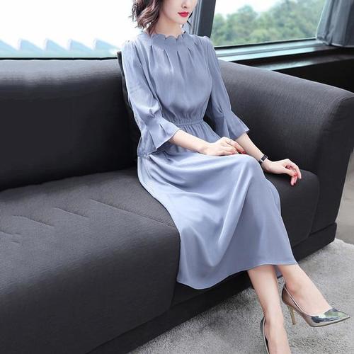 没骗你，过膝的裙子才好看！瞧下图女人这么穿，一个比一个美