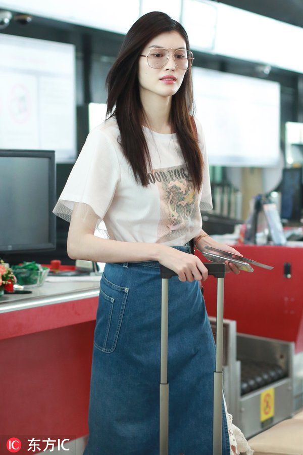 何穗开叉裙里套蕾丝裙，网友:为什么要妨碍我们看大长腿?