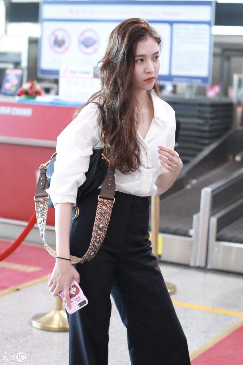 宋妍霏穿白色衬衣搭配黑色阔腿裤现身机场，皮肤白皙秀大长腿