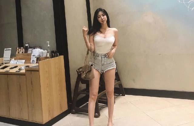长腿妹子和牛仔短裤，天生注定的一对，穿上想不美都难啊