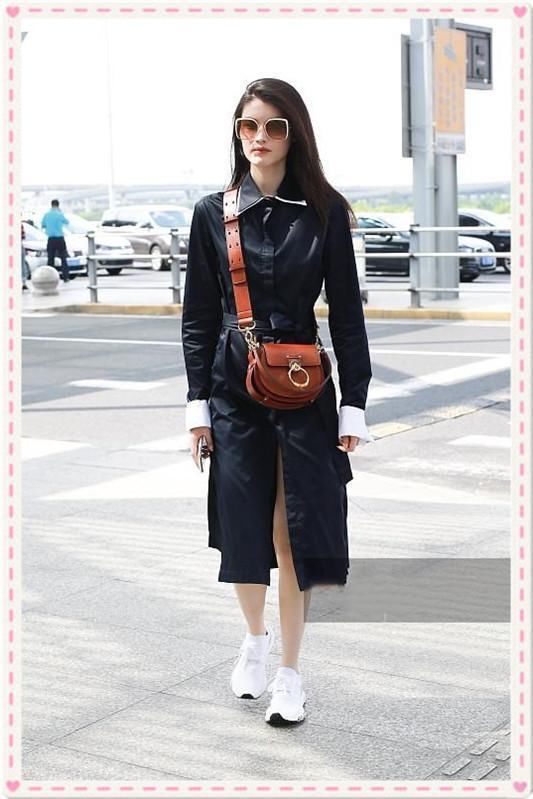 何穗咋想的？三伏天穿长袖连衣裙，网友：终于知道为啥你这么白了