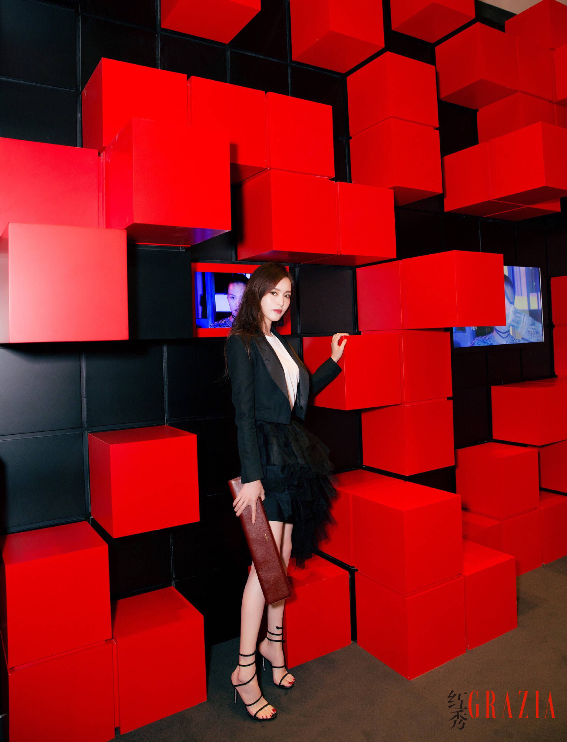 唐嫣穿高跟鞋出席活动，这足弓太美了