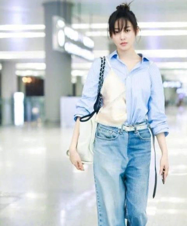 张天爱机场素颜照曝光，鞋子抢了镜，网友:简直不能忍!