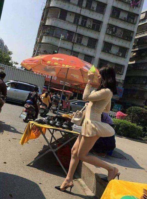 街拍: 穿透视装的小姐姐, 一切都看得清清楚楚