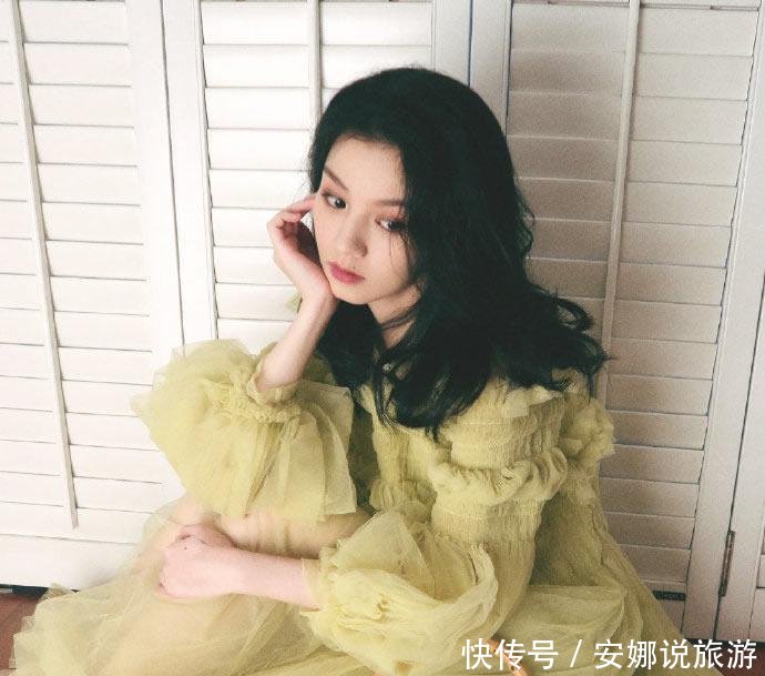 #美女#美女春夏气质太惊艳,复古波浪卷发配白色V领连衣裙,优雅有韵味