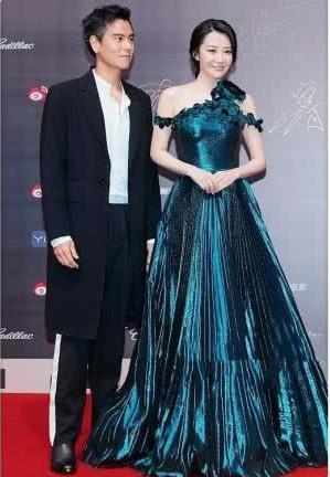 林依晨比许晴小了14岁,但同穿墨绿色裙时,网友:这次真的是输了