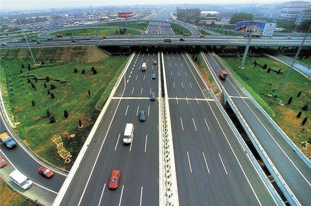 五一高速免费时间定了，先别高兴还有新规定，车主不开车了！