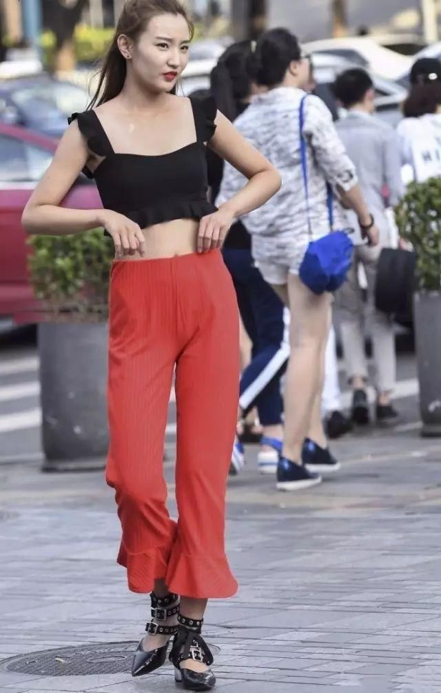 短款吊带抹胸背心搭配阔腿喇叭裤,喜悦活泼非常耀眼