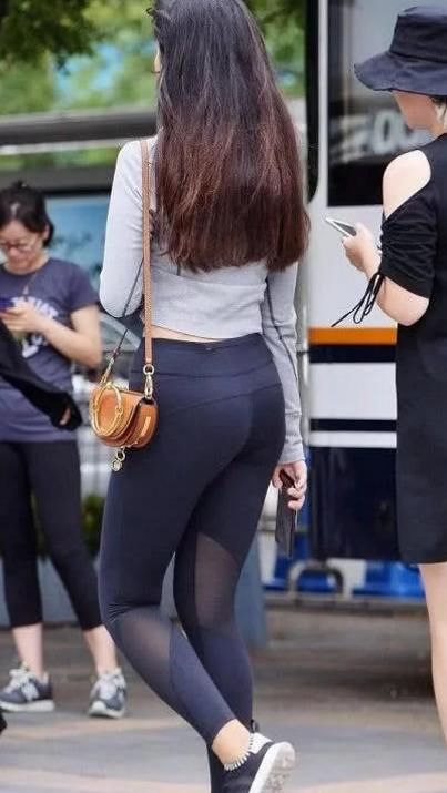 时尚：紧身运动裤既适合运动也适合当时装穿，小姐姐穿出朴素优雅