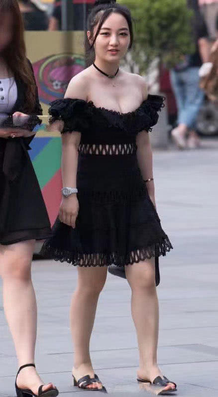 轻质少女一字露肩酥胸半露，面带桃花的美眉谁有本事娶回家？