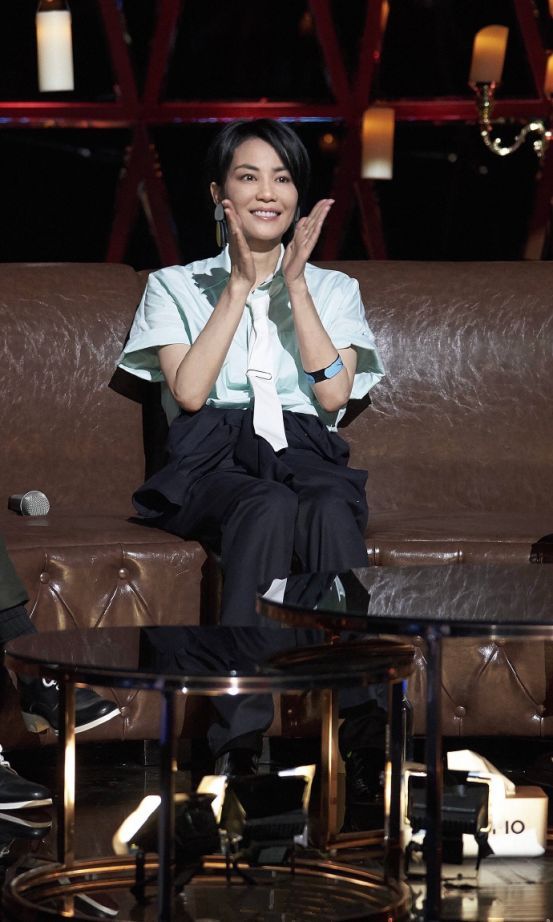 王菲穿长裤不系腰带非要中间打个结，网友：难怪要坐下来录节