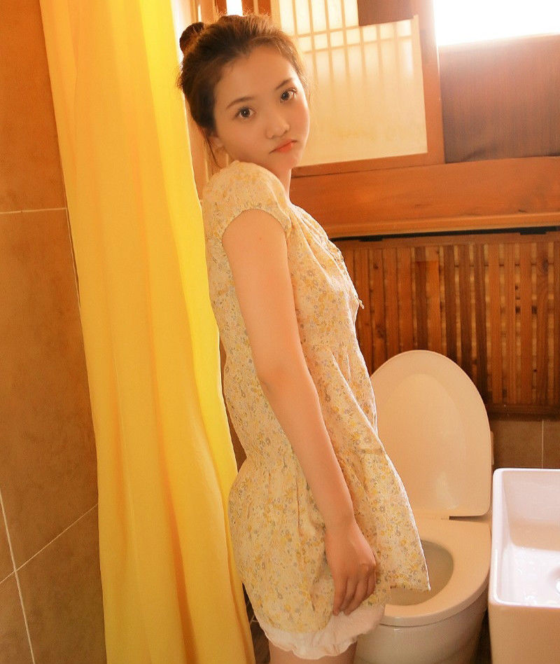 美女碎花连衣裙，白皙美肌清非常火爆的身材，看得男人心动了
