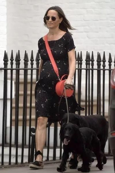 时装精们都不甘心撞包，她们把目光瞄准了这些小众却有格调的宝贝