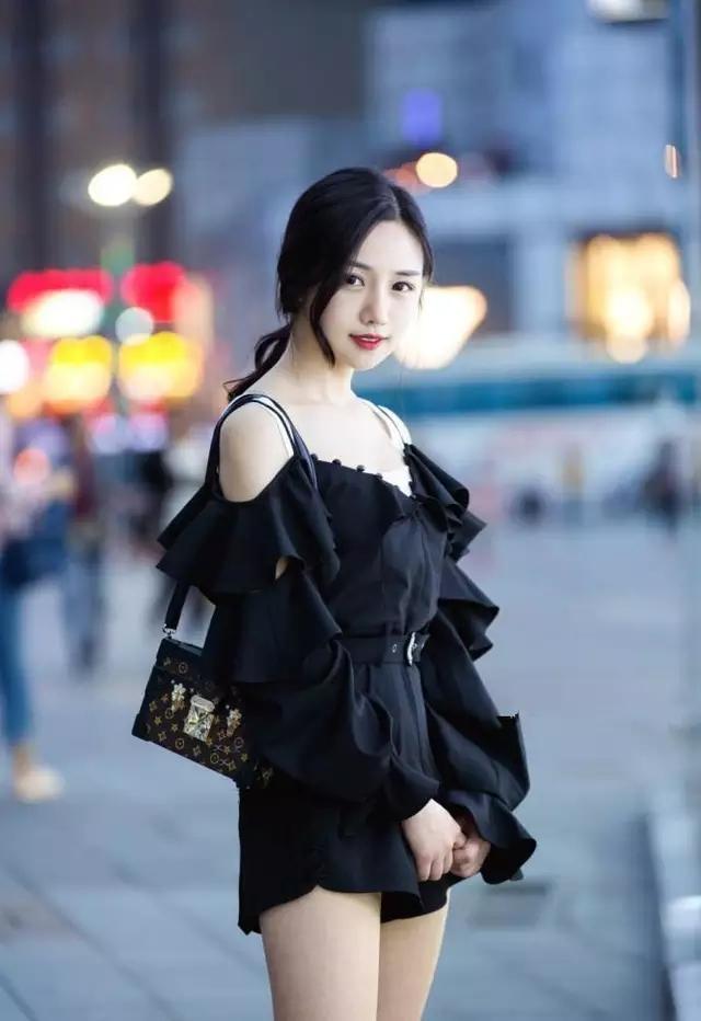 街拍：小姐姐简单大方舒适，自然让人喜欢！
