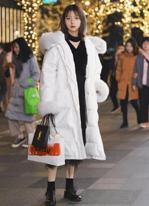  『风采』潮范儿女神来了，街拍：笑容甜美的小姐姐，一条白色的一字肩连衣裙，女神风采迷人