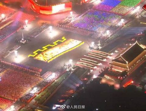 壮观 国庆联欢上演超燃灯光秀