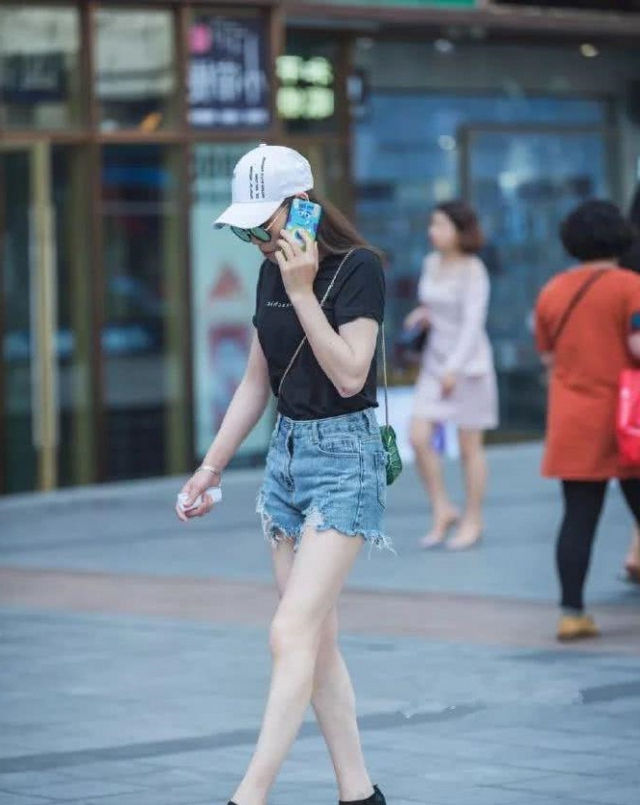 「粉色」路人街拍,美女穿露脐白色T恤,清爽又个性