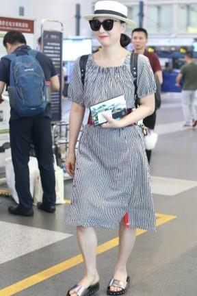 陶虹穿拖鞋现身，46岁的年龄26岁的小蛮腰，网友：徐峥就偷着乐吧