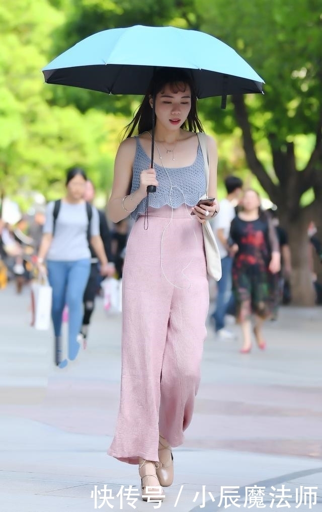  『格子』路人街拍，妹子身上穿了一件格子风格的短袖，看起来就非常的自信