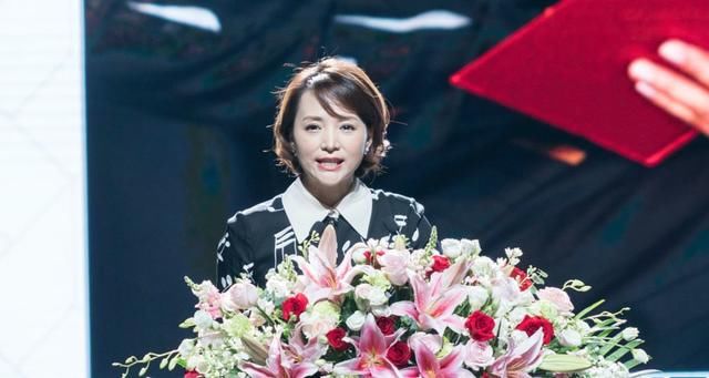 董卿怎么想不开？45岁还迷恋瘦脸针！