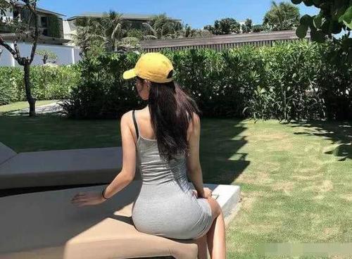 包臀裙美女的清纯可爱，以及所展现出的迷人魅力，让人记忆犹新