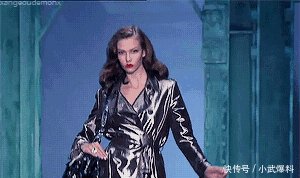 人人都有的黑色打底裤，其实这样穿更美！