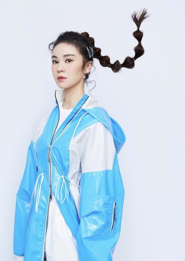  #半身裙#郁可唯到底有多时髦？个性衬衫搭配半身裙俏皮甜美又酷炫，真好看